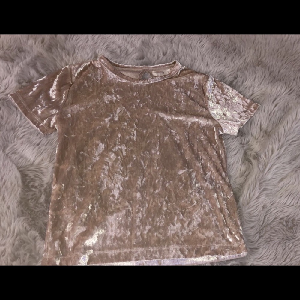 This is an XS t-shirt from Hollister!!
